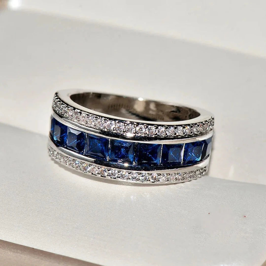 O Anel L'amour em Prata 925 é uma celebração da elegância e do amor eterno, capturando a essência do romance em seu design delicado. Este anel é a escolha perfeita para simbolizar momentos especiais e sentimentos profundos, ideal para aqueles que apreciam a beleza atemporal e a sofisticação.