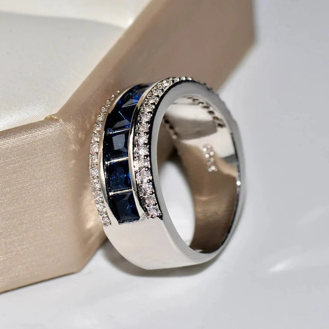 O Anel L'amour em Prata 925 é uma celebração da elegância e do amor eterno, capturando a essência do romance em seu design delicado. Este anel é a escolha perfeita para simbolizar momentos especiais e sentimentos profundos, ideal para aqueles que apreciam a beleza atemporal e a sofisticação.