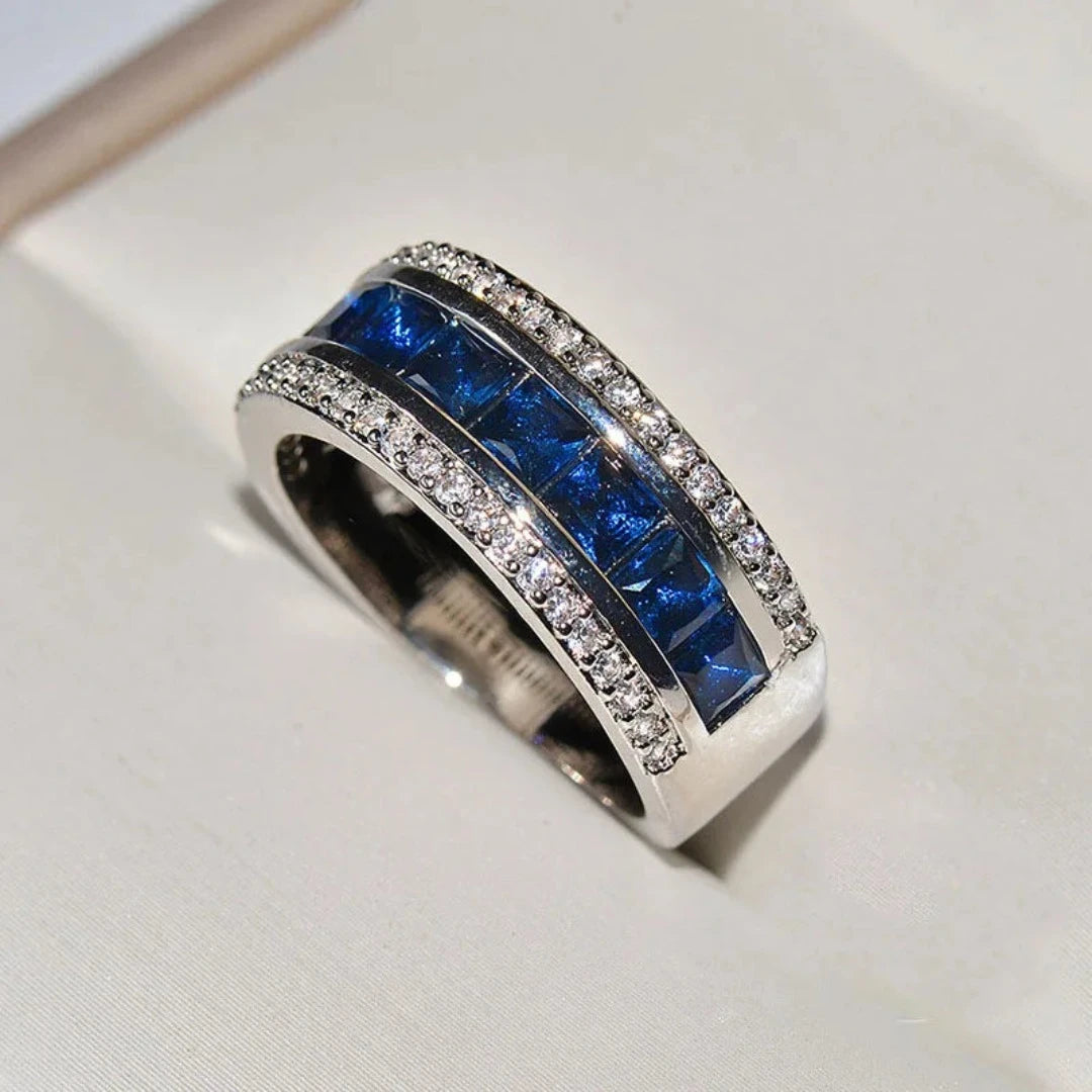 O Anel L'amour em Prata 925 é uma celebração da elegância e do amor eterno, capturando a essência do romance em seu design delicado. Este anel é a escolha perfeita para simbolizar momentos especiais e sentimentos profundos, ideal para aqueles que apreciam a beleza atemporal e a sofisticação.
