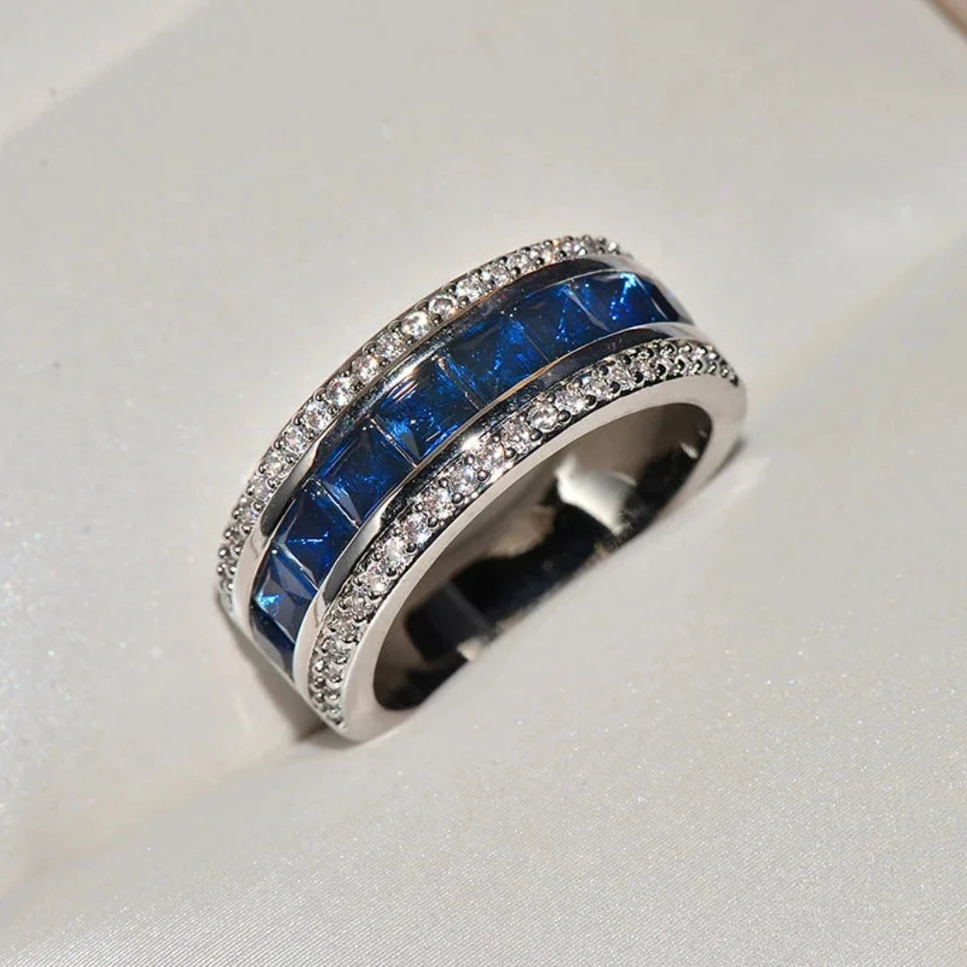 O Anel L'amour em Prata 925 é uma celebração da elegância e do amor eterno, capturando a essência do romance em seu design delicado. Este anel é a escolha perfeita para simbolizar momentos especiais e sentimentos profundos, ideal para aqueles que apreciam a beleza atemporal e a sofisticação.