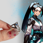 Carregue a imagem no visualizador da Galeria, O Anel Sage da Rooxia é mais do que uma joia; é uma homenagem à icônica personagem Sage de Valorant. Ao usar o Anel Sage, você leva consigo a essência de coragem e equilíbrio, inspirada por uma personagem que simboliza força e serenidade em qualquer situação.
