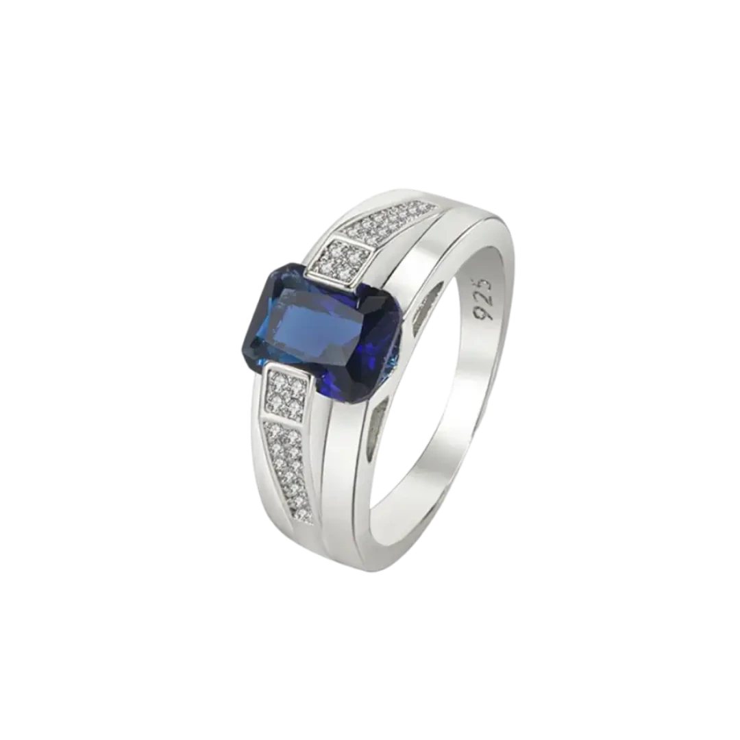 Fabricado com prata 925 de alta qualidade, este anel apresenta um acabamento polido que realça a beleza natural do metal precioso. O destaque indiscutível é a pedra azul central, que captura a luz de maneira fascinante, adicionando um toque de glamour e mistério à peça.