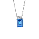 Carregue a imagem no visualizador da Galeria, O pingente do Colar Marian é cuidadosamente trabalhado para destacar a zircônia azul, com um design clássico e refinado que valoriza sua cor vibrante. A pedra, simbolizando calma e inspiração, é cercada por detalhes delicados que adicionam um toque de luxo e sofisticação.

