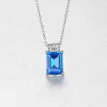 Carregue a imagem no visualizador da Galeria, O pingente do Colar Marian é cuidadosamente trabalhado para destacar a zircônia azul, com um design clássico e refinado que valoriza sua cor vibrante. A pedra, simbolizando calma e inspiração, é cercada por detalhes delicados que adicionam um toque de luxo e sofisticação.
