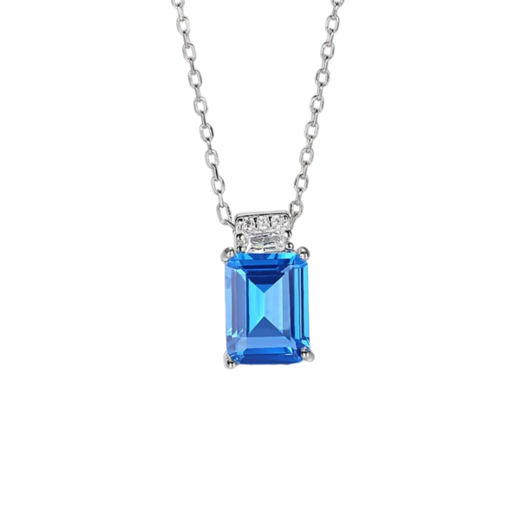 O pingente do Colar Marian é cuidadosamente trabalhado para destacar a zircônia azul, com um design clássico e refinado que valoriza sua cor vibrante. A pedra, simbolizando calma e inspiração, é cercada por detalhes delicados que adicionam um toque de luxo e sofisticação.