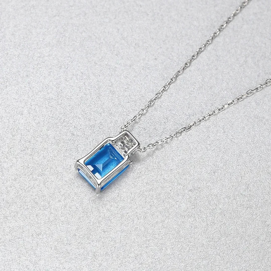 O pingente do Colar Marian é cuidadosamente trabalhado para destacar a zircônia azul, com um design clássico e refinado que valoriza sua cor vibrante. A pedra, simbolizando calma e inspiração, é cercada por detalhes delicados que adicionam um toque de luxo e sofisticação.