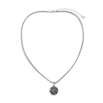 Carregue a imagem no visualizador da Galeria, O Colar Darko tem como destaque seu pingente, representado por uma gárgula. As gárgulas, tradicionalmente conhecidas como guardiãs e protetoras, são figuras míticas que transmitem uma aura de mistério e força. O design detalhado do pingente captura a essência dessas criaturas lendárias, com uma expressão contemplativa que adiciona um toque de enigma e introspecção.
