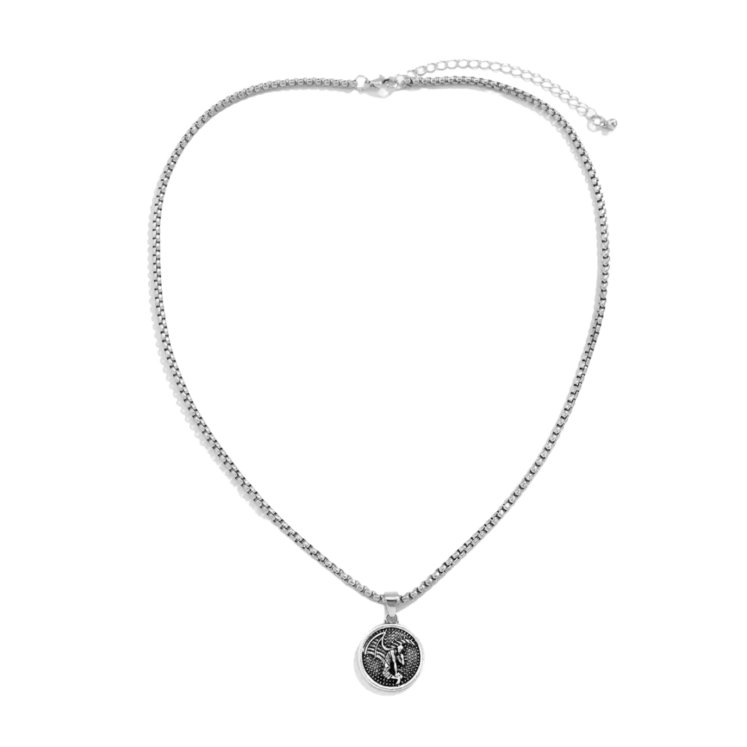 O Colar Darko tem como destaque seu pingente, representado por uma gárgula. As gárgulas, tradicionalmente conhecidas como guardiãs e protetoras, são figuras míticas que transmitem uma aura de mistério e força. O design detalhado do pingente captura a essência dessas criaturas lendárias, com uma expressão contemplativa que adiciona um toque de enigma e introspecção.