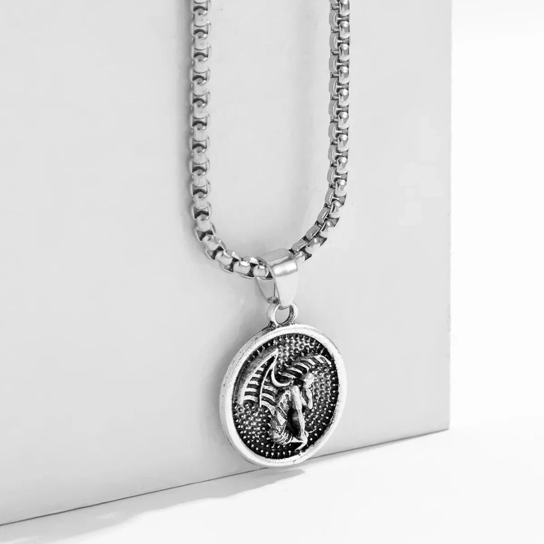 O Colar Darko tem como destaque seu pingente, representado por uma gárgula. As gárgulas, tradicionalmente conhecidas como guardiãs e protetoras, são figuras míticas que transmitem uma aura de mistério e força. O design detalhado do pingente captura a essência dessas criaturas lendárias, com uma expressão contemplativa que adiciona um toque de enigma e introspecção.