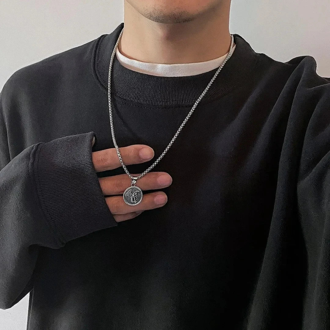 O Colar Darko tem como destaque seu pingente, representado por uma gárgula. As gárgulas, tradicionalmente conhecidas como guardiãs e protetoras, são figuras míticas que transmitem uma aura de mistério e força. O design detalhado do pingente captura a essência dessas criaturas lendárias, com uma expressão contemplativa que adiciona um toque de enigma e introspecção.