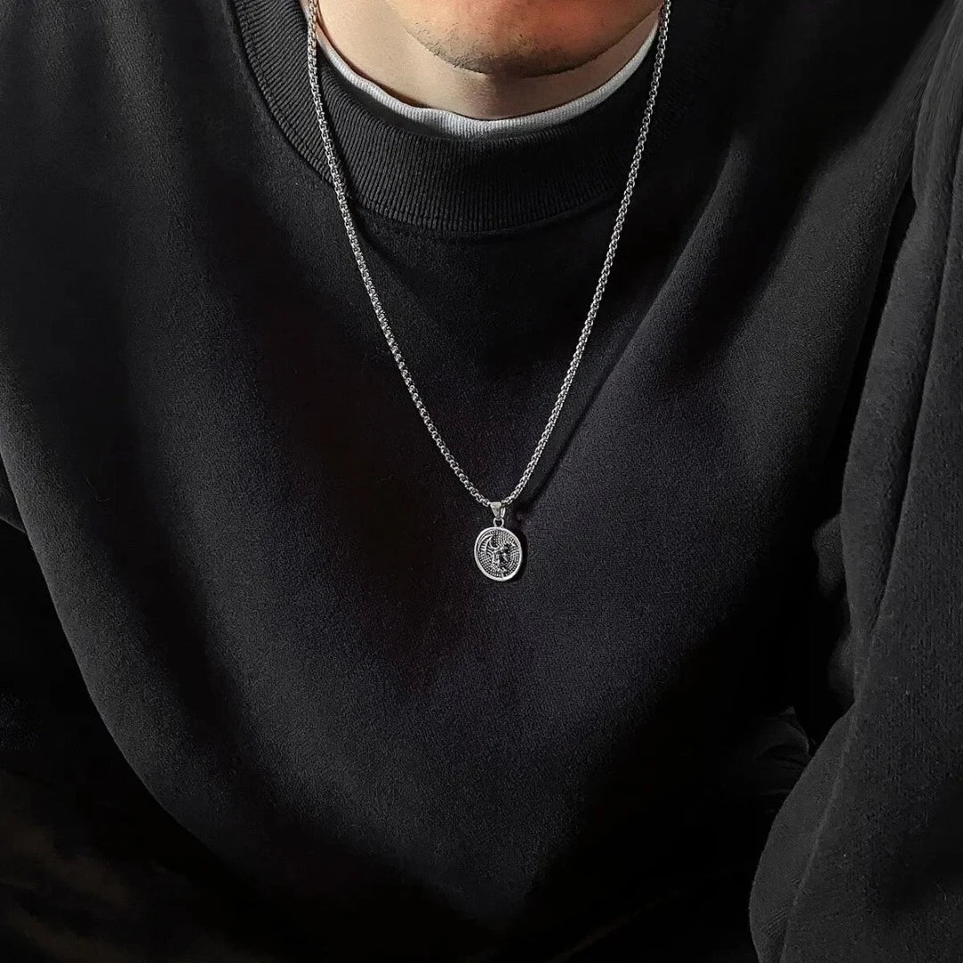O Colar Darko tem como destaque seu pingente, representado por uma gárgula. As gárgulas, tradicionalmente conhecidas como guardiãs e protetoras, são figuras míticas que transmitem uma aura de mistério e força. O design detalhado do pingente captura a essência dessas criaturas lendárias, com uma expressão contemplativa que adiciona um toque de enigma e introspecção.
