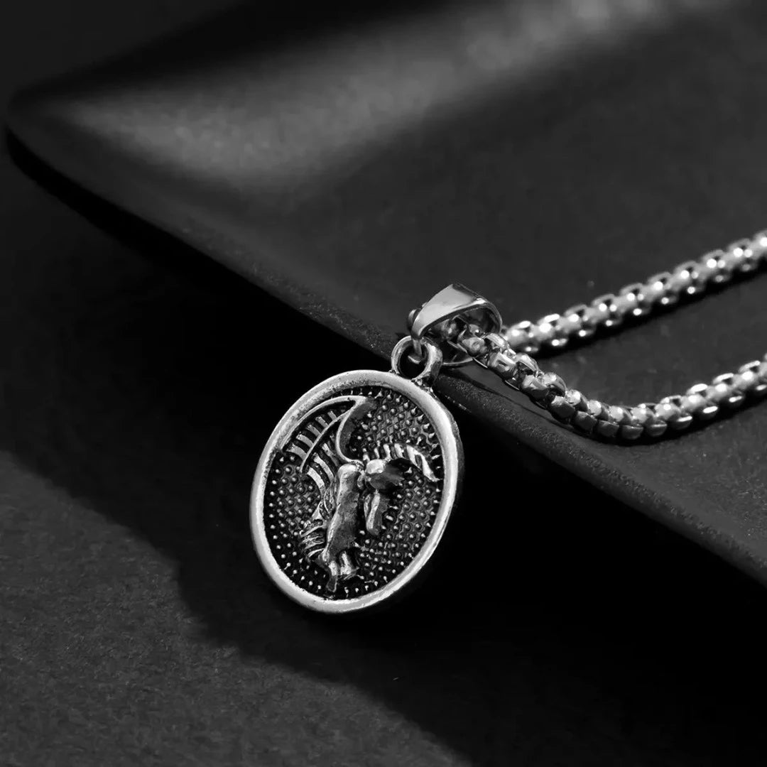 O Colar Darko tem como destaque seu pingente, representado por uma gárgula. As gárgulas, tradicionalmente conhecidas como guardiãs e protetoras, são figuras míticas que transmitem uma aura de mistério e força. O design detalhado do pingente captura a essência dessas criaturas lendárias, com uma expressão contemplativa que adiciona um toque de enigma e introspecção.