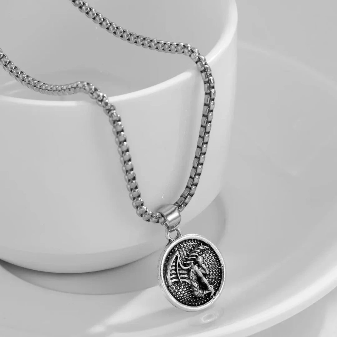 O Colar Darko tem como destaque seu pingente, representado por uma gárgula. As gárgulas, tradicionalmente conhecidas como guardiãs e protetoras, são figuras míticas que transmitem uma aura de mistério e força. O design detalhado do pingente captura a essência dessas criaturas lendárias, com uma expressão contemplativa que adiciona um toque de enigma e introspecção.