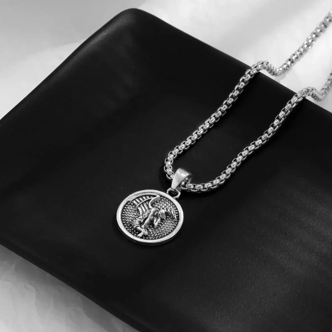 O Colar Darko tem como destaque seu pingente, representado por uma gárgula. As gárgulas, tradicionalmente conhecidas como guardiãs e protetoras, são figuras míticas que transmitem uma aura de mistério e força. O design detalhado do pingente captura a essência dessas criaturas lendárias, com uma expressão contemplativa que adiciona um toque de enigma e introspecção.