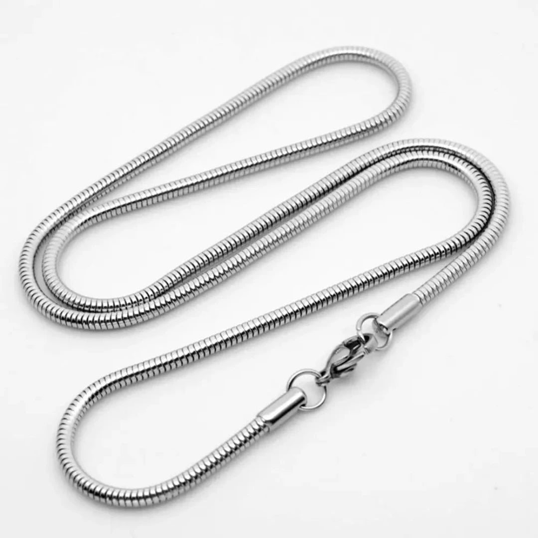 O Colar Further Fino da Rooxia é uma peça de joalheria que exala delicadeza e sofisticação. Este colar, com seu design minimalista e elegante, é perfeito para aqueles que apreciam a beleza das linhas simples e refinadas.