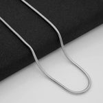 Carregue a imagem no visualizador da Galeria, O Colar Further Fino da Rooxia é uma peça de joalheria que exala delicadeza e sofisticação. Este colar, com seu design minimalista e elegante, é perfeito para aqueles que apreciam a beleza das linhas simples e refinadas.

