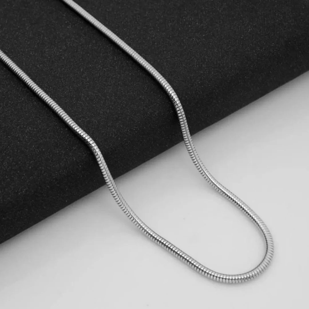 O Colar Further Fino da Rooxia é uma peça de joalheria que exala delicadeza e sofisticação. Este colar, com seu design minimalista e elegante, é perfeito para aqueles que apreciam a beleza das linhas simples e refinadas.