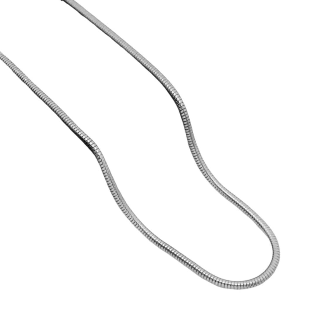 O Colar Further Fino da Rooxia é uma peça de joalheria que exala delicadeza e sofisticação. Este colar, com seu design minimalista e elegante, é perfeito para aqueles que apreciam a beleza das linhas simples e refinadas.