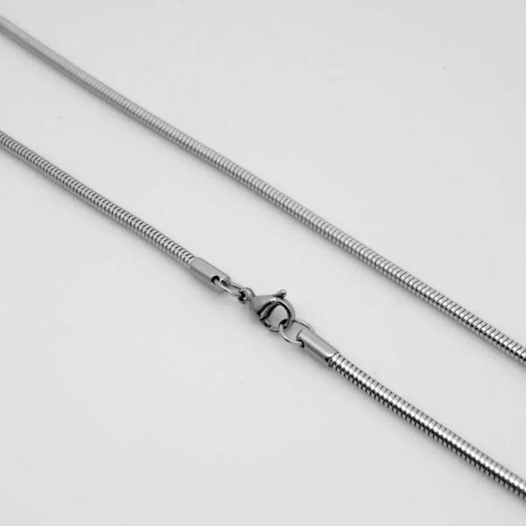 O Colar Further Fino da Rooxia é uma peça de joalheria que exala delicadeza e sofisticação. Este colar, com seu design minimalista e elegante, é perfeito para aqueles que apreciam a beleza das linhas simples e refinadas.