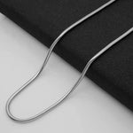 Carregue a imagem no visualizador da Galeria, O Colar Further Fino da Rooxia é uma peça de joalheria que exala delicadeza e sofisticação. Este colar, com seu design minimalista e elegante, é perfeito para aqueles que apreciam a beleza das linhas simples e refinadas.

