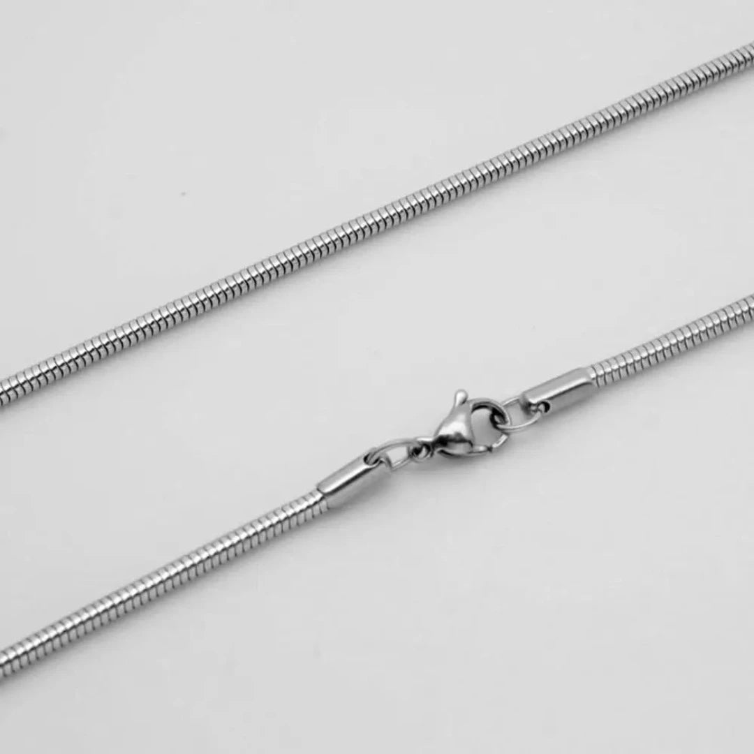 O Colar Further Fino da Rooxia é uma peça de joalheria que exala delicadeza e sofisticação. Este colar, com seu design minimalista e elegante, é perfeito para aqueles que apreciam a beleza das linhas simples e refinadas.
