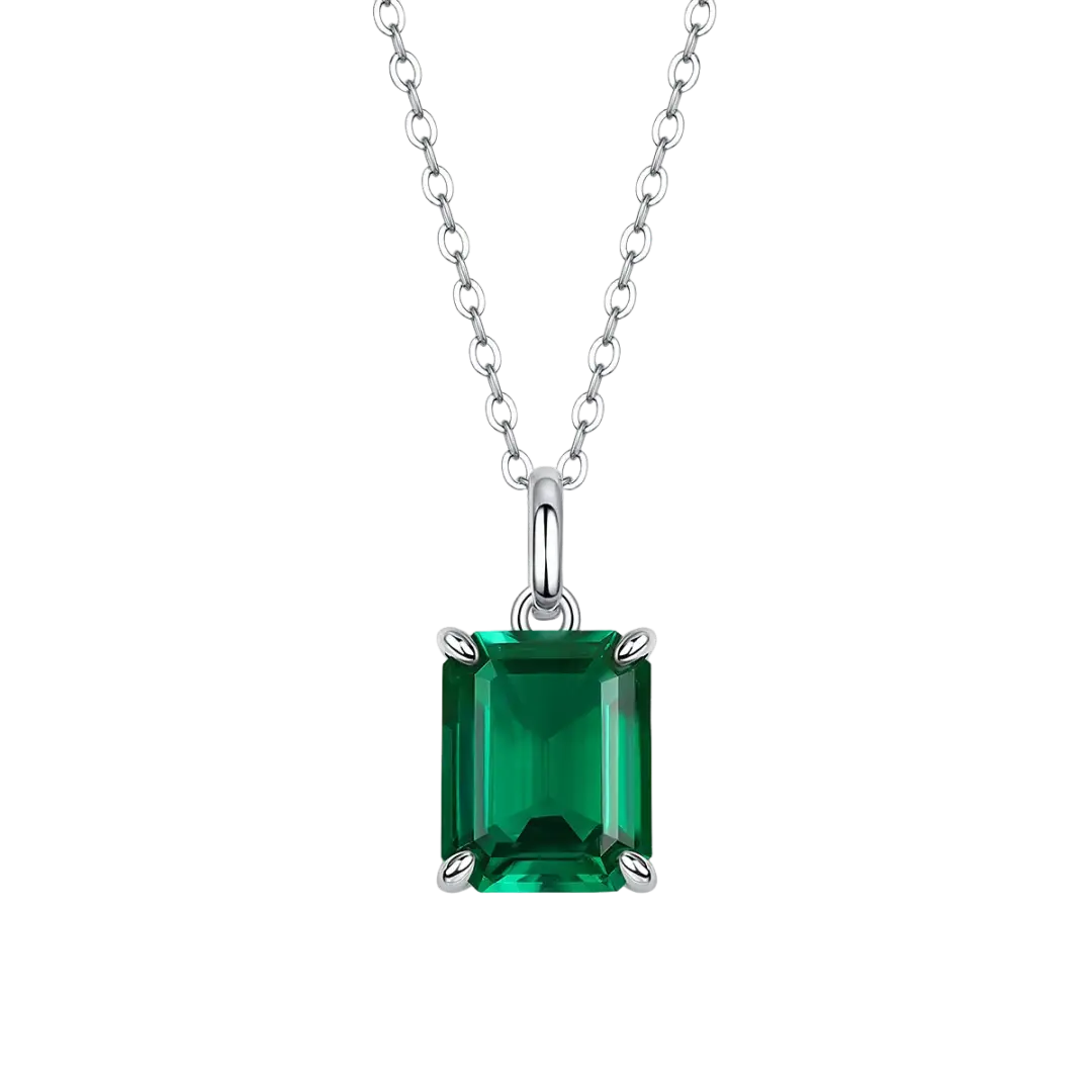 O design do pingente do Colar Odie é meticulosamente elaborado para realçar a beleza da zircônia esmeralda. Com um estilo clássico e refinado, o pingente valoriza a pedra central, cercada por detalhes sutis que adicionam um toque de luxo e sofisticação. A cor vibrante da zircônia esmeralda simboliza renovação e crescimento, trazendo um significado especial a esta peça elegante.