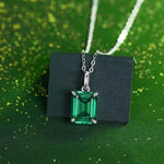 Carregue a imagem no visualizador da Galeria, O design do pingente do Colar Odie é meticulosamente elaborado para realçar a beleza da zircônia esmeralda. Com um estilo clássico e refinado, o pingente valoriza a pedra central, cercada por detalhes sutis que adicionam um toque de luxo e sofisticação. A cor vibrante da zircônia esmeralda simboliza renovação e crescimento, trazendo um significado especial a esta peça elegante.
