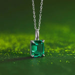 Carregue a imagem no visualizador da Galeria, O design do pingente do Colar Odie é meticulosamente elaborado para realçar a beleza da zircônia esmeralda. Com um estilo clássico e refinado, o pingente valoriza a pedra central, cercada por detalhes sutis que adicionam um toque de luxo e sofisticação. A cor vibrante da zircônia esmeralda simboliza renovação e crescimento, trazendo um significado especial a esta peça elegante.
