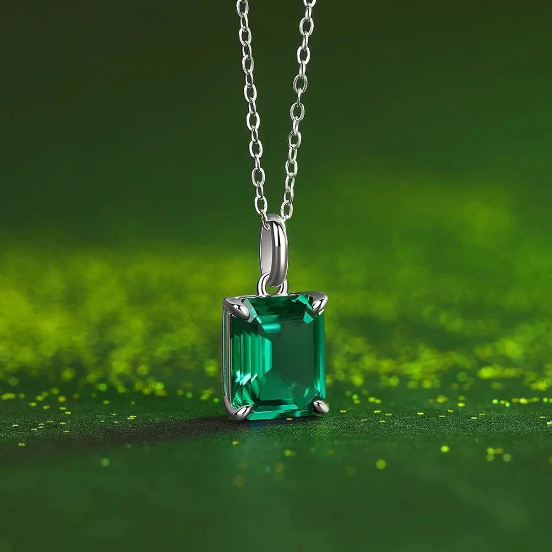O design do pingente do Colar Odie é meticulosamente elaborado para realçar a beleza da zircônia esmeralda. Com um estilo clássico e refinado, o pingente valoriza a pedra central, cercada por detalhes sutis que adicionam um toque de luxo e sofisticação. A cor vibrante da zircônia esmeralda simboliza renovação e crescimento, trazendo um significado especial a esta peça elegante.