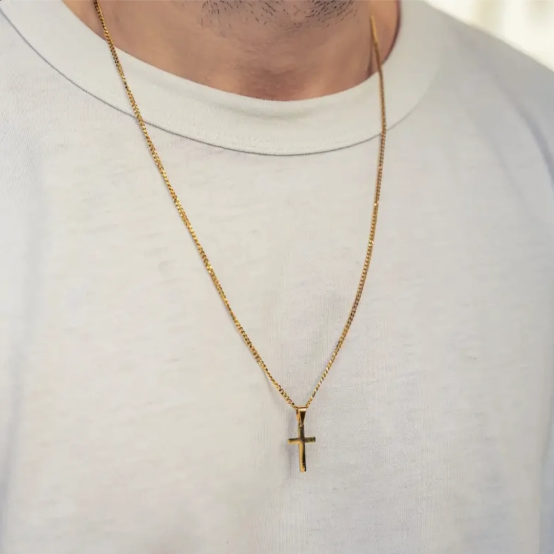 O Colar Return carrega consigo o simbolismo de retorno e renovação, lembrando que cada volta traz novas possibilidades e aprendizados. Fabricado em aço dourado de alta qualidade, o colar possui um acabamento polido que reflete o brilho e a força do ouro. Seu design minimalista e versátil o torna perfeito para qualquer ocasião, desde encontros formais até momentos casuais, sempre conferindo um toque de classe e confiança.