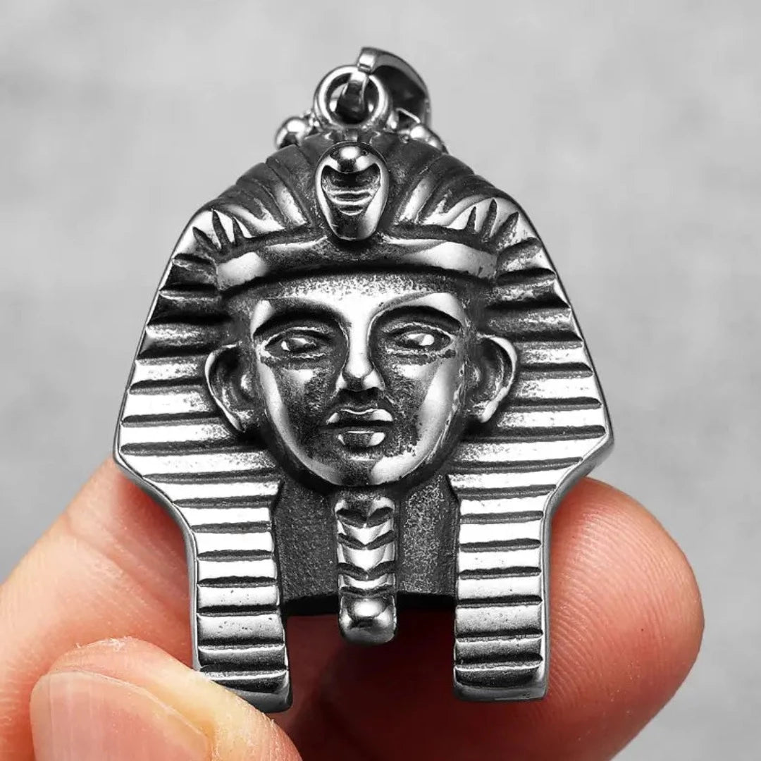 A Corrente Ra's, com seu distintivo pendente em forma de cabeça de faraó, é uma obra-prima que incorpora a grandiosidade do Antigo Egito ao seu estilo contemporâneo. Eleve seu estilo, trazendo consigo a herança dos faraós.