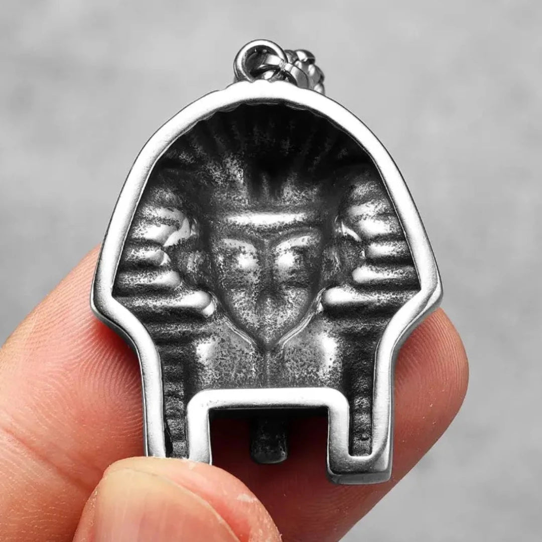 A Corrente Ra's, com seu distintivo pendente em forma de cabeça de faraó, é uma obra-prima que incorpora a grandiosidade do Antigo Egito ao seu estilo contemporâneo. Eleve seu estilo, trazendo consigo a herança dos faraós.