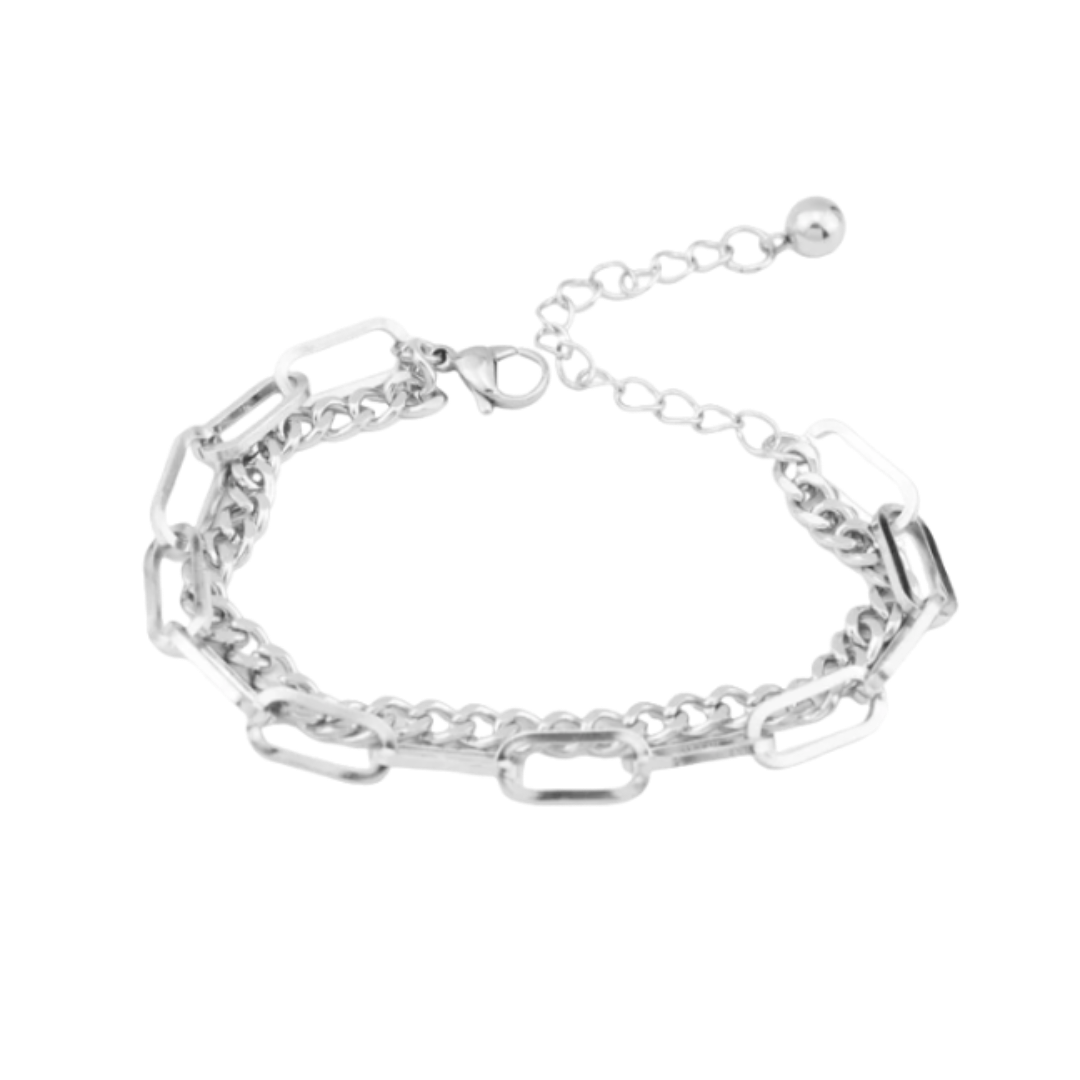 Fabricada com aço prateado de alta qualidade, a Pulseira Kim apresenta um acabamento polido que destaca seu brilho e durabilidade. Seu design fino e elegante a torna uma peça versátil, perfeita para ser usada sozinha ou em conjunto com outras pulseiras, permitindo várias combinações de estilo.