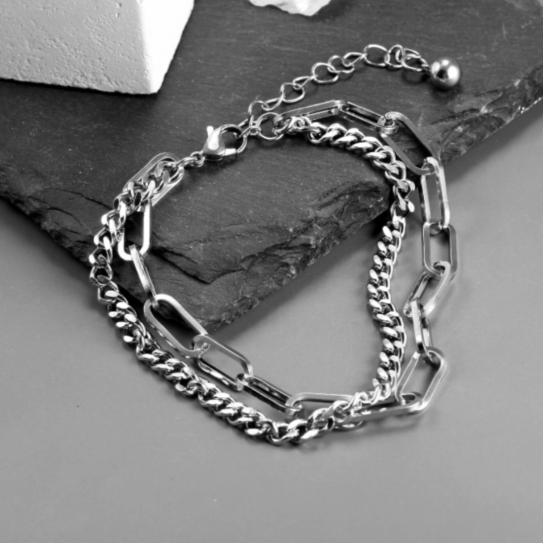 Fabricada com aço prateado de alta qualidade, a Pulseira Kim apresenta um acabamento polido que destaca seu brilho e durabilidade. Seu design fino e elegante a torna uma peça versátil, perfeita para ser usada sozinha ou em conjunto com outras pulseiras, permitindo várias combinações de estilo.