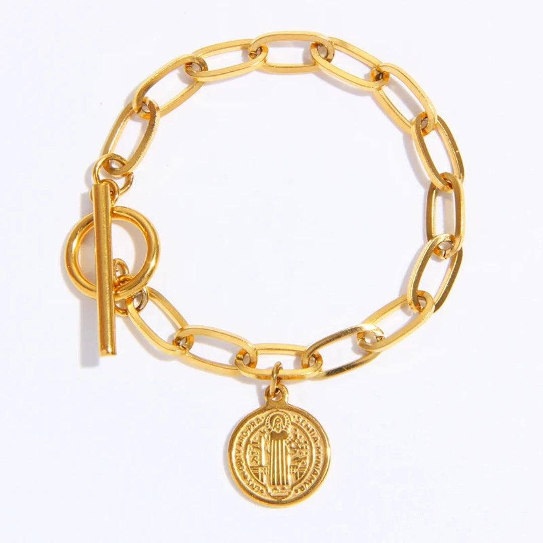 A Pulseira Lord em Aço Dourado da Rooxia é uma peça que exala autoridade e sofisticação. Com um design robusto e elegante, essa pulseira é ideal para aqueles que buscam transmitir poder e estilo em uma única peça.