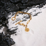 Carregue a imagem no visualizador da Galeria, A Pulseira Lord em Aço Dourado da Rooxia é uma peça que exala autoridade e sofisticação. Com um design robusto e elegante, essa pulseira é ideal para aqueles que buscam transmitir poder e estilo em uma única peça.
