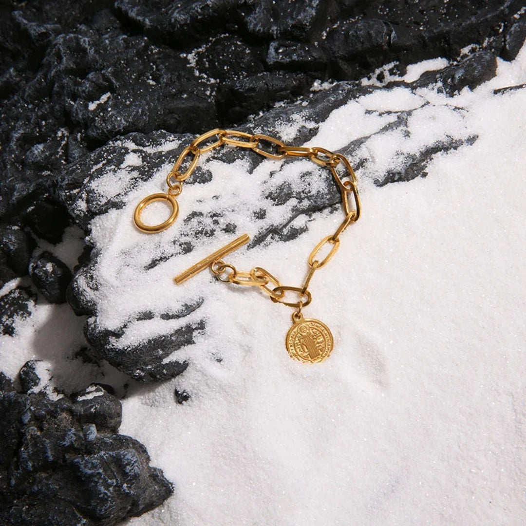 A Pulseira Lord em Aço Dourado da Rooxia é uma peça que exala autoridade e sofisticação. Com um design robusto e elegante, essa pulseira é ideal para aqueles que buscam transmitir poder e estilo em uma única peça.