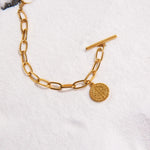 Carregue a imagem no visualizador da Galeria, A Pulseira Lord em Aço Dourado da Rooxia é uma peça que exala autoridade e sofisticação. Com um design robusto e elegante, essa pulseira é ideal para aqueles que buscam transmitir poder e estilo em uma única peça.
