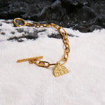 Carregue a imagem no visualizador da Galeria, A Pulseira Lord em Aço Dourado da Rooxia é uma peça que exala autoridade e sofisticação. Com um design robusto e elegante, essa pulseira é ideal para aqueles que buscam transmitir poder e estilo em uma única peça.
