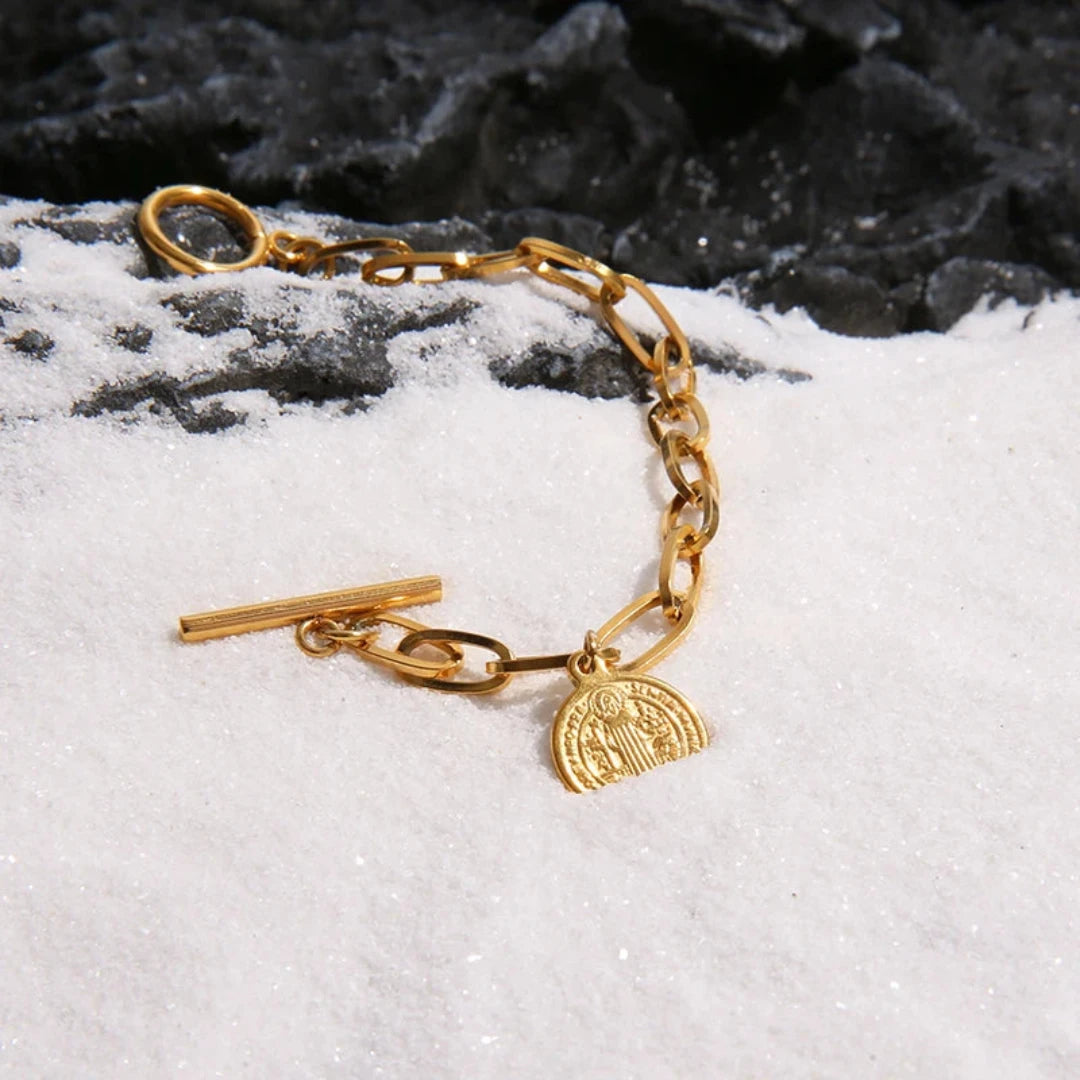 A Pulseira Lord em Aço Dourado da Rooxia é uma peça que exala autoridade e sofisticação. Com um design robusto e elegante, essa pulseira é ideal para aqueles que buscam transmitir poder e estilo em uma única peça.