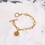 Carregue a imagem no visualizador da Galeria, A Pulseira Lord em Aço Dourado da Rooxia é uma peça que exala autoridade e sofisticação. Com um design robusto e elegante, essa pulseira é ideal para aqueles que buscam transmitir poder e estilo em uma única peça.
