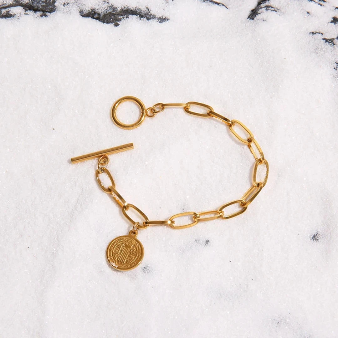 A Pulseira Lord em Aço Dourado da Rooxia é uma peça que exala autoridade e sofisticação. Com um design robusto e elegante, essa pulseira é ideal para aqueles que buscam transmitir poder e estilo em uma única peça.